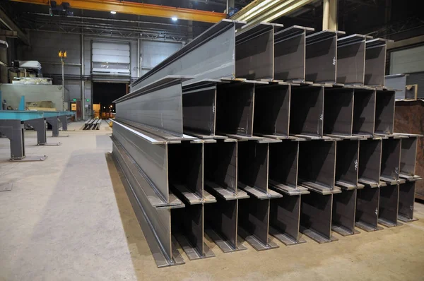 Otomatik kaynak hattında kaynaklı I-ışını üretiyor. Metal yapıların üretimi için fabrikanın ürünleri. Sanayi.