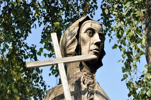 Estátua Madeira Esculpida Homem Com Uma Cruz Suas Mãos — Fotografia de Stock