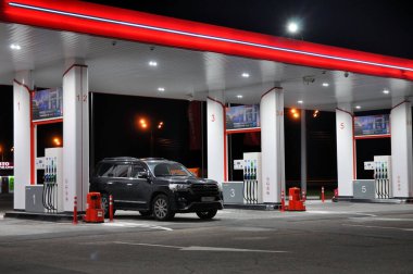 MOSCOW, RUSSIA - 15 Eylül 2020: Lukoil benzin istasyonunda Toyota arazi kruvazörü arabasına yakıt ikmali.