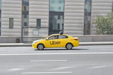 Moskova, Rusya - 23 Ağustos 2020: Uber logo rozetli sarı taksi