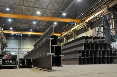 Otomatik kaynak hattında kaynaklı I-ışını üretiyor. Metal yapıların üretimi için fabrikanın ürünleri. Sanayi.