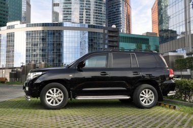 Moskova, Rusya - 5 Eylül 2017: Toyota Land Cruiser Moskova 'nın iş merkezindeki bir kamu ekolojik parkına park etti.