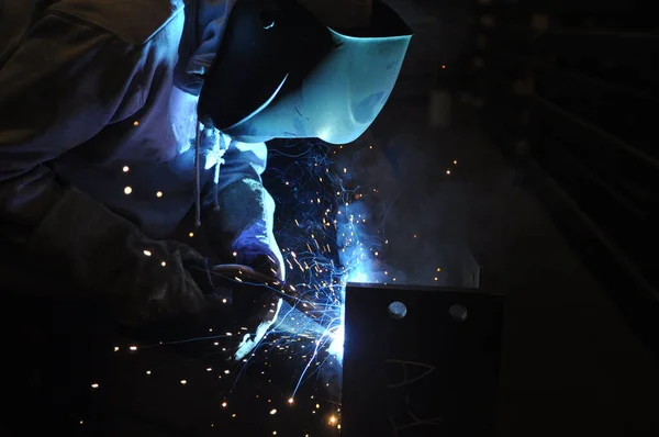 Сварщик собирает техническую сталь. промышленная сварка металлоконструкций — стоковое фото