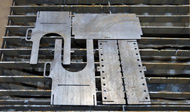 Metal plazma kesimi için masadaki katlanabilir barbekü detayları.