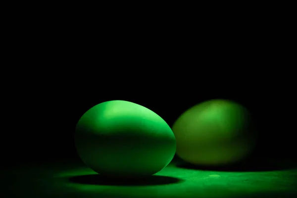 Incomum Ovos Galinha Verde Luz Verde Sobre Fundo Preto — Fotografia de Stock