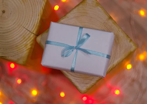 Caixa de presente de Natal ou presente com fita em fundo bokeh mágico — Fotografia de Stock