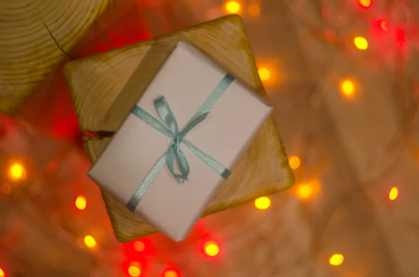 圣诞礼物或新年与丝带在复古木材在夜 Bokeh — 图库照片