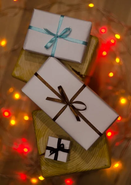 圣诞礼品盒或礼物与丝带在魔术 bokeh 背景 — 图库照片