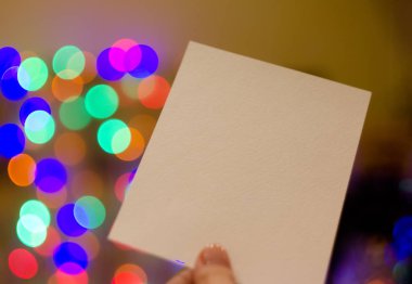 Noel mockup kartı elinde kadın