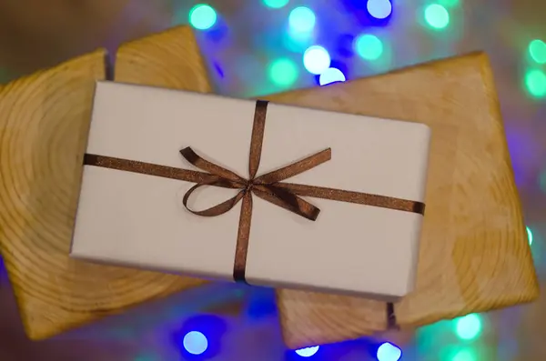 Noel hediye kutusu veya mevcut şerit üzerinde sihirli bokeh arka plan ile — Stok fotoğraf