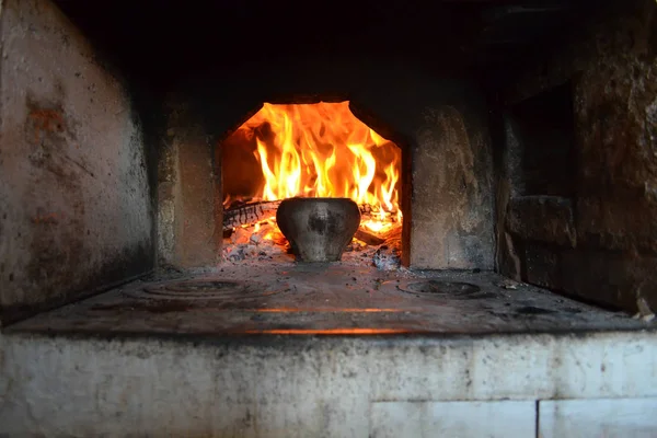 Εστία φωτιάς ρωσική φούρνο και παλαιό δοχείο από χυτοσίδηρο — Φωτογραφία Αρχείου