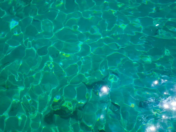 Blaue Meerwasseroberfläche. blaue Flüssigkeitsreflexe Fototapete. noch kräuselte Wasser der Küste. natürliches Wasser im Meer mit Fischen. Meerwasser-Textur — Stockfoto