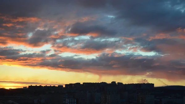 Dramatik kırmızı, mavi ve ornage gökyüzü ile Murmansk Rusya bulutlar ile Siluet Şehir Sunset — Stok fotoğraf