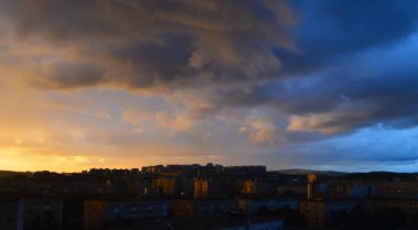 Dramatik kırmızı, mavi ve ornage gökyüzü ile Murmansk Rusya bulutlar ile Siluet Şehir Sunset