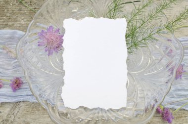 Menekşe renginde pembe çiçekli bir düğün modeli ve eski kırsal ahşap arka plan. Tebrik kartı ya da kenarları sivri düğün davetiyesi. Düz yatıyordu, üst