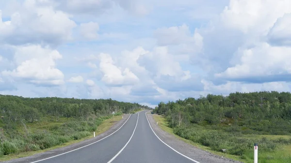 Шосе або асфальтована дорога через ліс. Порожня дорога. Подорож в природні місця або заповідники . — стокове фото