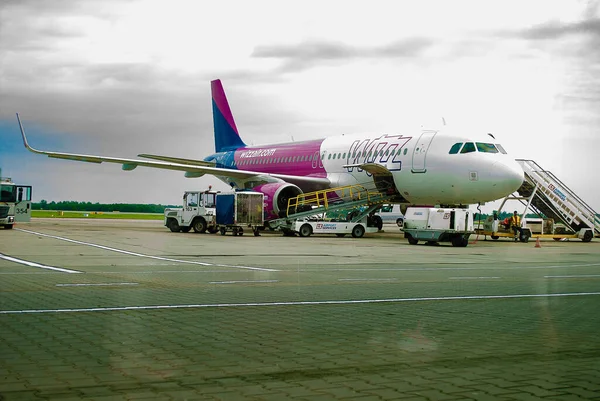 Avión Wizz Airlines Aterriza Aeropuerto Durante Epidemia Coronavirus — Foto de Stock