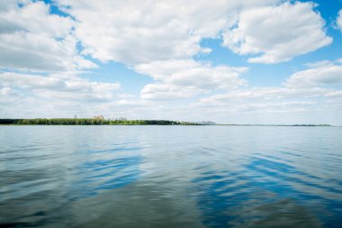 gökyüzü bulutlu suya yansıyan