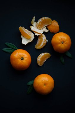 dilim ve karanlık bir arka plan üzerinde tüm mandalina