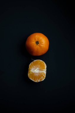 dilim ve karanlık bir arka plan üzerinde tüm mandalina