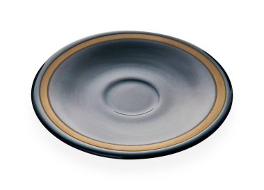 Sarı desen li boş seramik plaka, kırpma yolu ile beyaz arka plan üzerinde izole sarı jant lı koyu mavi yuvarlak plaka, Yan görünüm                            