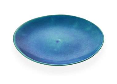 Boş seramik plakalar, beyaz arkaplanda izole edilmiş klasik mavi plaka kırpma yolu, yan görünüm                            