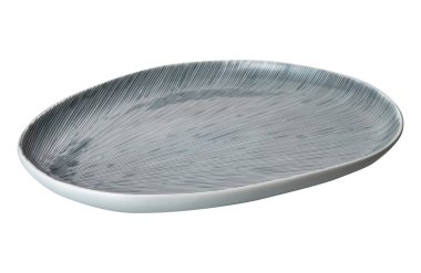 Oval seramik plaka, şerit desenli boş beyaz plaka, kırpma yolu ile beyaz arka plan üzerinde izole, Yan görünüm                          