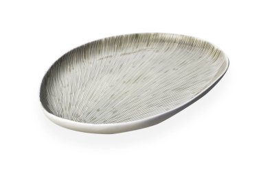 Oval seramik plaka, şerit desenli boş beyaz plaka, kırpma yolu ile beyaz arka plan üzerinde izole, Yan görünüm                          