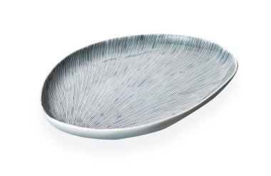 Oval seramik plaka, şerit desenli boş beyaz plaka, kırpma yolu ile beyaz arka plan üzerinde izole, Yan görünüm                          