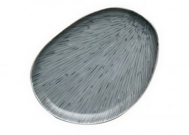 Oval seramik plaka, şerit desenli boş beyaz plaka, Kırpma yolu ile beyaz arka plan üzerinde izole yukarıdan görünüm