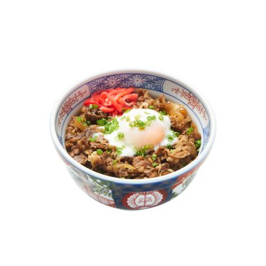Onsen yumurtası ve benshoga ile Gyudon sığır eti kasesi, kesme yolu ile beyaz arka planda izole                              
