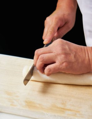 Beyaz Kamaboko somunları şef tarafından dilimlendi.                                