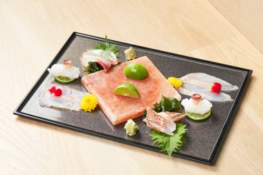Himalaya Rock Salt 'lı Sashimi Tabağı, yenilebilir çiçeklerle süslenmiş kaliteli Sashimi 
