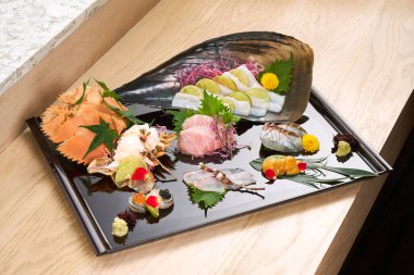 Yenebilir çiçeklerle süslenmiş kaliteli Sashimi.