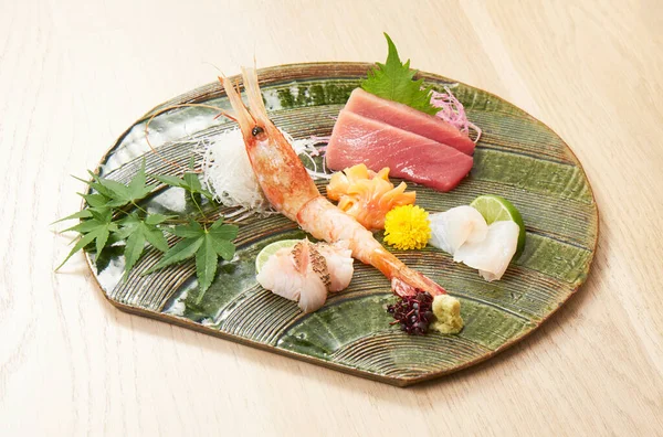 Premium Sashimi Versierd Met Eetbare Bloemen Groene Keramische Plaat Houten — Stockfoto