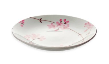 Pembe sakura desenli boş beyaz seramik plaka, kırpma yolu ile beyaz arkaplanda izole edilmiş, yan görünüm                              