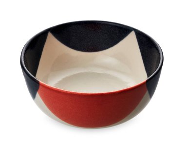 Kırmızılı ve siyah renkli boş seramik kâse kırpma yolu ile beyaz arkaplanda izole edilmiş, yan görünüm                                