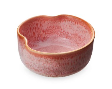 Turuncu seramik kase, beyaz arka planda izole edilmiş boş mercan pembesi bardak, kırpma yolu, yan görüş.                                