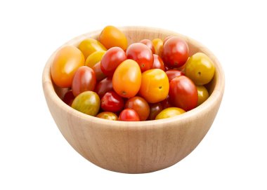 Taze kiraz domatesi, ahşap bir kasede çeşitli renkli domatesler, beyaz arka planda izole edilmiş, kırpma yolu ile...