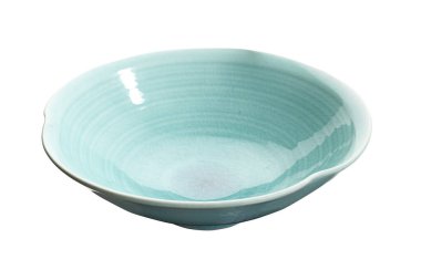 Yüksek çözünürlüklü turkuaz seramik bir kâse ve parlak bir kaplama ve ince çatırtılı parlak bir desen. Kasenin kenarları pürüzsüz, geniş ve sığ bir şekli var. Derinlik ve detayı göstermek için kenar açılı bir perspektiften çekilmiş. Mükemmel.