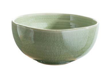 Dekoratif yeşil bir seramik kasenin stüdyo fotoğrafı. Kabuklu, dikey çizgili ve deniz tarağı desenli. Yan açı perspektifinden çekilmiş, derinliği ve parlak yüzeyini gösteriyor. Salata kasesi, çorba kasesi ya da dekorasyon için ideal.