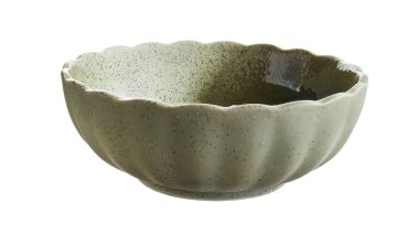 İçinde benzersiz mavi ve turkuaz renkli aksanlı kırsal yeşil bir mat dokusu olan el yapımı bir seramik kasenin stüdyo fotoğrafı. Kasenin istiridyeli kenarı ve organik el yapımı bir tarzı var. Yan açıdan çekilmiş, yemek tasarımı için ideal.