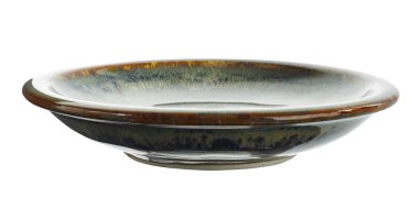 Yüksek çözünürlüklü, el yapımı, parlak, reaktif, mavi, gri ve kahverengi tonlarda, eşsiz desenli kenarı olan bir seramik plaka. Yan açıdan çekilmiş, zanaatkarlık ve doğallık sergileniyor. 