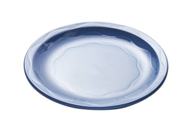 Açık mavi renkli, ince dalgalı kenarlı, beyaz arka planda izole edilmiş kırpma yolu olan minimal seramik yemek tabağı. Restoran sofra takımı, mutfak malzemeleri, yemek tasarımı ve yemek dekorasyonu için ideal..