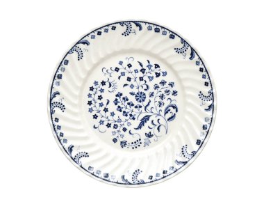 Üstten bakıldığında zarif mavi çiçek desenli klasik seramik plaka, beyaz arka planda kırpma yolu ile izole edilmiş. Yemek tasarımı, restoran menüleri, klasik yemek takımı koleksiyonları ya da mutfak eşyaları katalogları için mükemmel. Yemek servisi için uygun. 