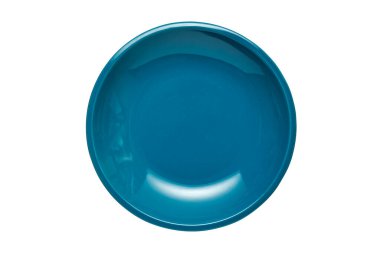 Üst manzara, parlak turkuaz mavisi seramik plaka. Kırpma yolu ile beyaz arkaplanda izole edilmiş. Yemek fotoğrafçılığı, mutfak eşyaları katalogları, servis sunumları, yemek malzemeleri ve sofra takımı tasarımı için mükemmel..