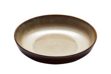 Sıcak kahverengi ve krem renginde seramik tabaklar, hafif bir yan açıyla çekiliyor. Kırpma yolu da dahil olmak üzere beyaz arkaplanda izole edildi. Yemek fotoğrafçılığı, mutfak eşyaları katalogları, restoran menüleri, sofra takımı sunumu ve...