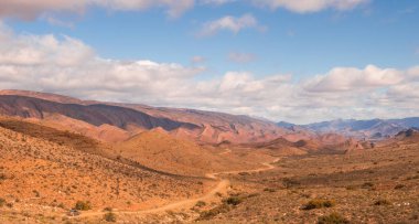 Manzara biçiminde kopya alanı dalgalı bir manzara görüntüsüyle bir toz yolda