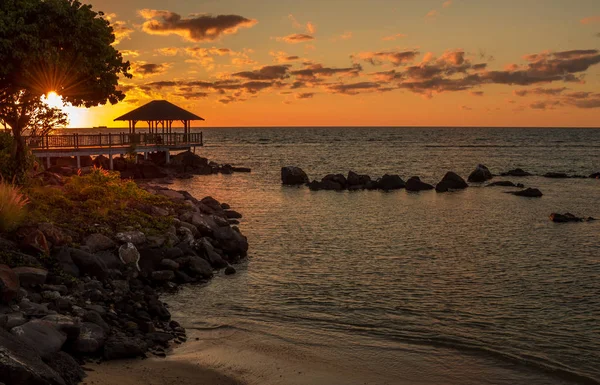 Yün, Mauritius - 15 Eylül 2017: günbatımı kopya alanı ile ada yansımasında kaplumbağa Bay Resort and Spa, güverte ahşap