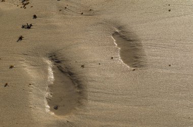 Kumdaki sahilde kopya alanı gelen gelgit görüntüsüyle tarafından yıkanıp